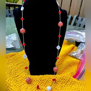 NWOT Beautiful Red and White Bead Necklace 13.5” Lengtg.